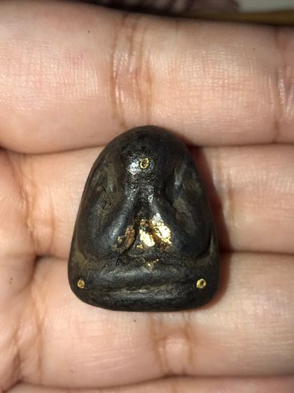 พระปิดตา หลังแบบ ฝังตะกรุดทองคำแท้ 3 ดอก เนื้อว่านผสมผง ผิวเนียน ละเอียด แห้ง เหี่ยว มีน้ำหนัก เก่า แท้ แปลก หายาก ไม่รู้ที่ 