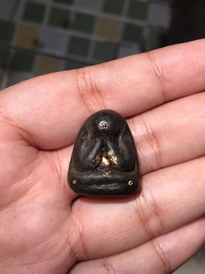 พระปิดตา หลังแบบ ฝังตะกรุดทองคำแท้ 3 ดอก เนื้อว่านผสมผง ผิวเนียน ละเอียด แห้ง เหี่ยว มีน้ำหนัก เก่า แท้ แปลก หายาก ไม่รู้ที่  รูปที่ 4