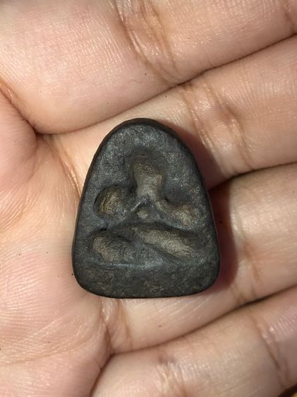 พระปิดตา หลังแบบ ฝังตะกรุดทองคำแท้ 3 ดอก เนื้อว่านผสมผง ผิวเนียน ละเอียด แห้ง เหี่ยว มีน้ำหนัก เก่า แท้ แปลก หายาก ไม่รู้ที่  รูปที่ 2