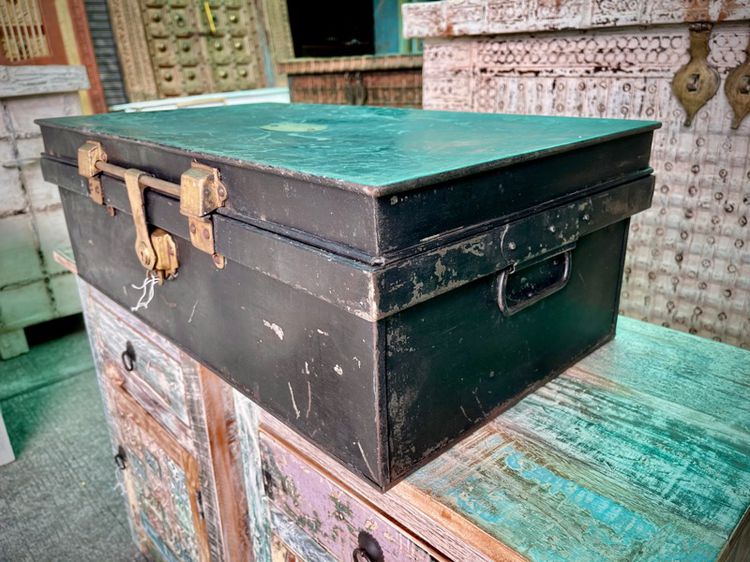 กระเป๋าเดินทางโบราณ Iron box vintage luggage รูปที่ 3