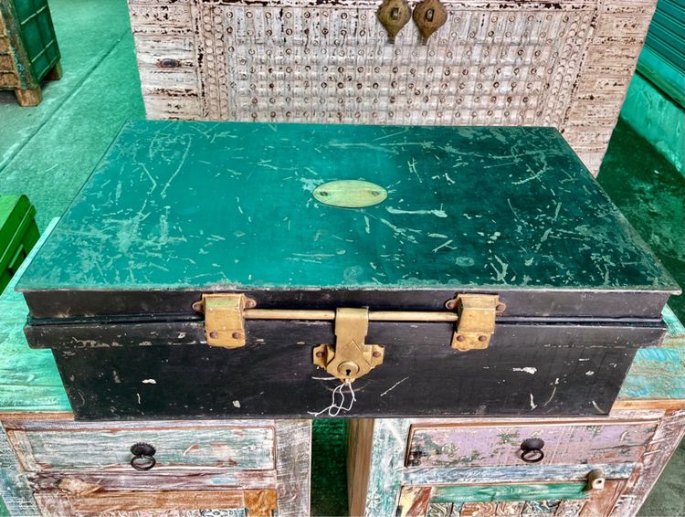 กระเป๋าเดินทางโบราณ Iron box vintage luggage รูปที่ 2