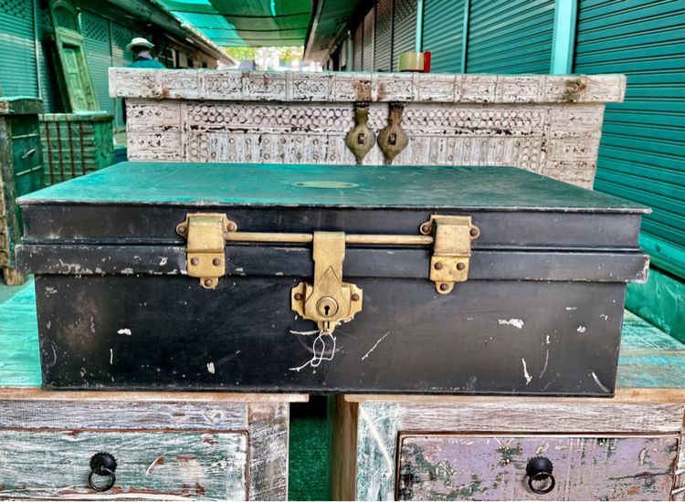 กระเป๋าเดินทางโบราณ Iron box vintage luggage รูปที่ 1