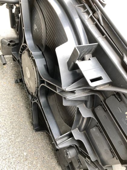 BMW E60 LCi หม้อน้ำ พัดลมไฟฟ้า รังผึ้งแอร์ ออยคูลเลอร์เกียร์ เพาเวอร์ พวงมาลัย ของแท้ มือสอง 520d 520i 523i 525i รูปที่ 13