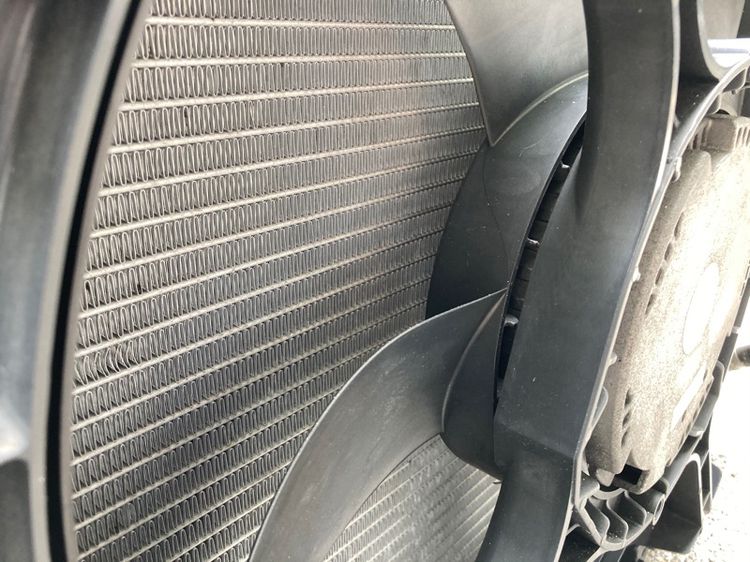 BMW E60 LCi หม้อน้ำ พัดลมไฟฟ้า รังผึ้งแอร์ ออยคูลเลอร์เกียร์ เพาเวอร์ พวงมาลัย ของแท้ มือสอง 520d 520i 523i 525i รูปที่ 6