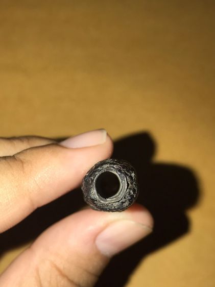 ตะกรุดโทน หลวงพ่อรุ่ง วัดท่ากระบือ พันเชือกพอกครั่ง ไส้ทองแดง ยาว 2.5 นิ้ว หัวท้ายตัดสอบ นอก-ใน ม้วนแผ่นทองแดง 2 รอบครึ่ง จุ่มรักเก่าๆ แท้ ม รูปที่ 5