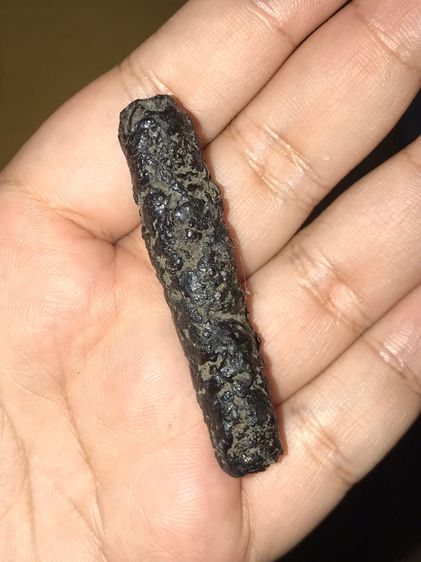 ตะกรุดโทน หลวงพ่อรุ่ง วัดท่ากระบือ พันเชือกพอกครั่ง ไส้ทองแดง ยาว 2.5 นิ้ว หัวท้ายตัดสอบ นอก-ใน ม้วนแผ่นทองแดง 2 รอบครึ่ง จุ่มรักเก่าๆ แท้ ม รูปที่ 3