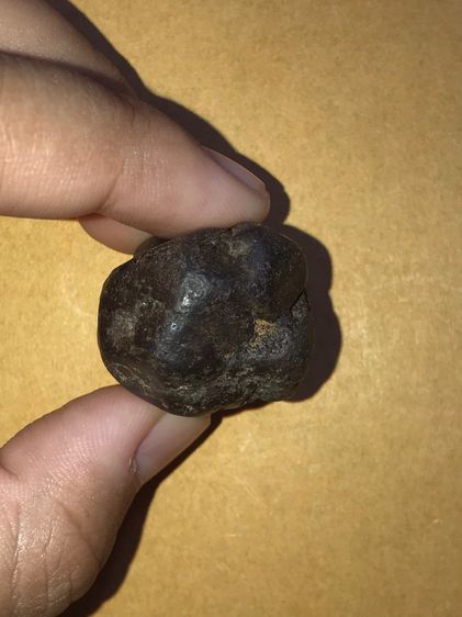 เหล็กไหล เขาอึมครึม กาญจนบุรี ทรงกลมมน ขนาดประมาณ 1 นิ้ว มีน้ำหนัก สีดำ สภาพผิวเป็นมัน เนื้อแน่น เนียน รูปทรงเป็นธรรมชาติ เก่า แท้ หายากมากๆ รูปที่ 6