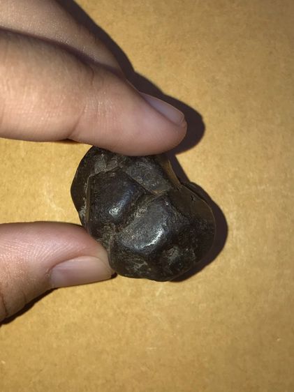 เหล็กไหล เขาอึมครึม กาญจนบุรี ทรงกลมมน ขนาดประมาณ 1 นิ้ว มีน้ำหนัก สีดำ สภาพผิวเป็นมัน เนื้อแน่น เนียน รูปทรงเป็นธรรมชาติ เก่า แท้ หายากมากๆ รูปที่ 8