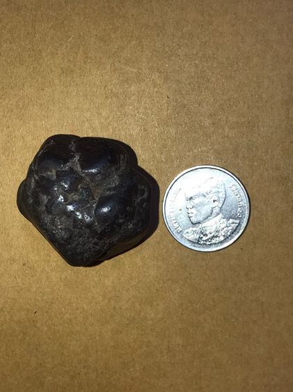 เหล็กไหล เขาอึมครึม กาญจนบุรี ทรงกลมมน ขนาดประมาณ 1 นิ้ว มีน้ำหนัก สีดำ สภาพผิวเป็นมัน เนื้อแน่น เนียน รูปทรงเป็นธรรมชาติ เก่า แท้ หายากมากๆ รูปที่ 11