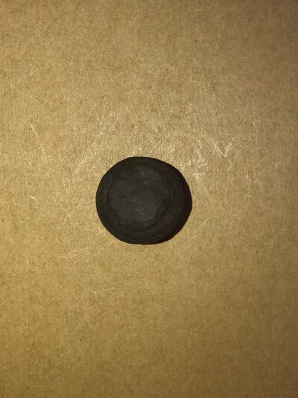 คตหิน รูปทรงลักษณะคล้ายดวงตา ตรงกลางกลมนูนเหมือนแก้วตา ทรงกลมมน ขนาดประมาณ 1 ซม. กลมเรียบ เนียนมือ แข็งเป็นหิน ผิวมัน ผิวออกสองสี สีน้ำตาลเข รูปที่ 8