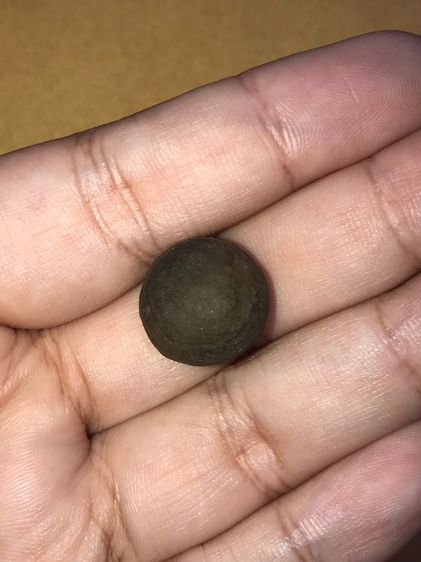 คตหิน รูปทรงลักษณะคล้ายดวงตา ตรงกลางกลมนูนเหมือนแก้วตา ทรงกลมมน ขนาดประมาณ 1 ซม. กลมเรียบ เนียนมือ แข็งเป็นหิน ผิวมัน ผิวออกสองสี สีน้ำตาลเข รูปที่ 4