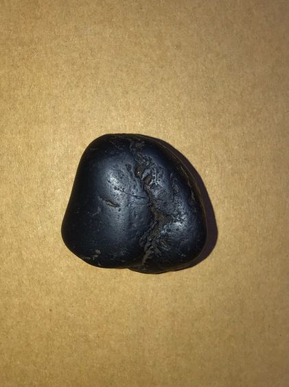 เหล็กไหล ทรงมน สีดำสลับสีน้ำตาล มีลายเป็นธรรมชาติ ขนาดประมาณ 1 นิ้ว มีน้ำหนัก จะมีลักษณะเนื้อเนียน ระเอียด ทรงสวยมาก มันเงา เก่าจริง ไม่คมมื รูปที่ 7