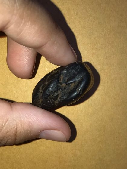 เหล็กไหล ทรงมน สีดำสลับสีน้ำตาล มีลายเป็นธรรมชาติ ขนาดประมาณ 1 นิ้ว มีน้ำหนัก จะมีลักษณะเนื้อเนียน ระเอียด ทรงสวยมาก มันเงา เก่าจริง ไม่คมมื รูปที่ 4