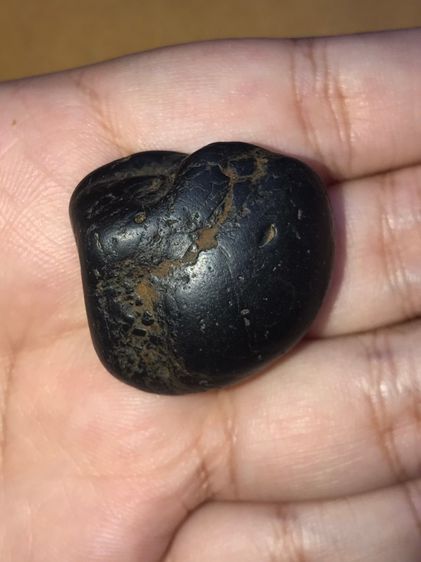 เหล็กไหล ทรงมน สีดำสลับสีน้ำตาล มีลายเป็นธรรมชาติ ขนาดประมาณ 1 นิ้ว มีน้ำหนัก จะมีลักษณะเนื้อเนียน ระเอียด ทรงสวยมาก มันเงา เก่าจริง ไม่คมมื รูปที่ 3