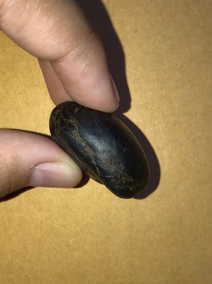 เหล็กไหล ทรงมน สีดำสลับสีน้ำตาล มีลายเป็นธรรมชาติ ขนาดประมาณ 1 นิ้ว มีน้ำหนัก จะมีลักษณะเนื้อเนียน ระเอียด ทรงสวยมาก มันเงา เก่าจริง ไม่คมมื รูปที่ 6