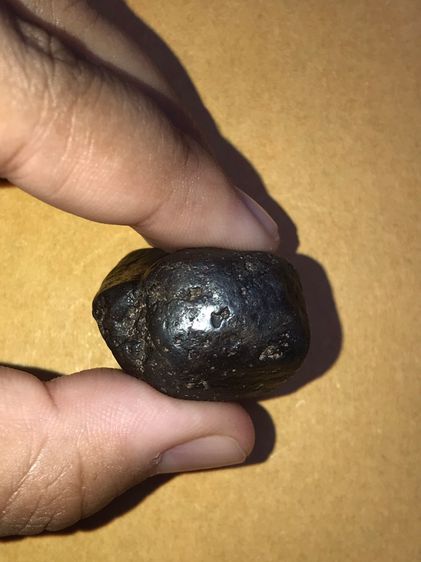 เหล็กไหล สีดำสลับสีน้ำตาล มีลายเป็นธรรมชาติ ขนาดประมาณ 1 นิ้ว มีน้ำหนัก จะมีลักษณะเนื้อเนียน ระเอียด ทรงสวยมาก มันเงา เก่าจริง ไม่คมมือ แท้  รูปที่ 6