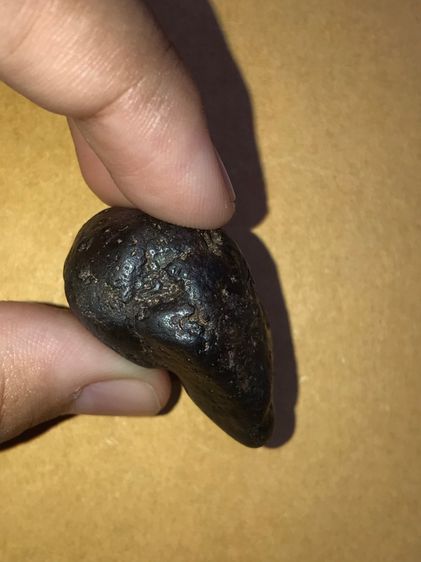 เหล็กไหล สีดำสลับสีน้ำตาล มีลายเป็นธรรมชาติ ขนาดประมาณ 1 นิ้ว มีน้ำหนัก จะมีลักษณะเนื้อเนียน ระเอียด ทรงสวยมาก มันเงา เก่าจริง ไม่คมมือ แท้  รูปที่ 8