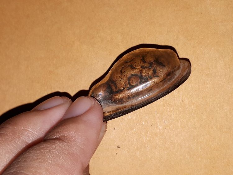 หล่อโบราณ เต่า หลวงปู่เลี้ยง รุ่นแรกๆ เนื้อทองผสม ปี 2500 วัดพานิชธรรมิการาม หนองเต่า อ.บ้านหมี่ ลพบุรี .ใต้ท้องมียันต์ แห้ง ทรงสวย สภาพ รูปที่ 6