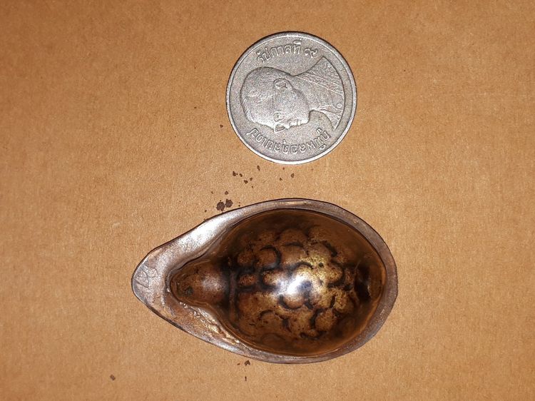 หล่อโบราณ เต่า หลวงปู่เลี้ยง รุ่นแรกๆ เนื้อทองผสม ปี 2500 วัดพานิชธรรมิการาม หนองเต่า อ.บ้านหมี่ ลพบุรี .ใต้ท้องมียันต์ แห้ง ทรงสวย สภาพ รูปที่ 5