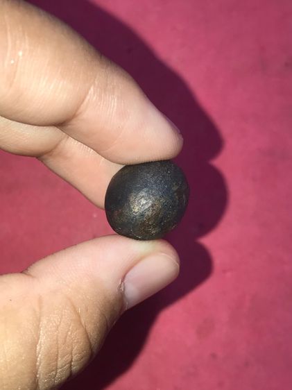 คตหิน ทรงกลมมน ขนาดประมาณ 1 ซม รูปทรงลักษณะคล้ายดวงตา ตรงกลางกลมนูนเหมือนแก้วตา กลมเรียบ เนียนมือ แข็งเป็นหิน ผิวมัน ผิวออกสองสี สีน้ำตาลเข้ รูปที่ 3