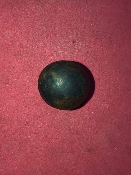 คตหิน ทรงกลมมน ขนาดประมาณ 1 ซม รูปทรงลักษณะคล้ายดวงตา ตรงกลางกลมนูนเหมือนแก้วตา กลมเรียบ เนียนมือ แข็งเป็นหิน ผิวมัน ผิวออกสองสี สีน้ำตาลเข้ รูปที่ 5