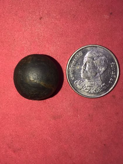 คตหิน ทรงกลมมน ขนาดประมาณ 1 ซม รูปทรงลักษณะคล้ายดวงตา ตรงกลางกลมนูนเหมือนแก้วตา กลมเรียบ เนียนมือ แข็งเป็นหิน ผิวมัน ผิวออกสองสี สีน้ำตาลเข้ รูปที่ 6