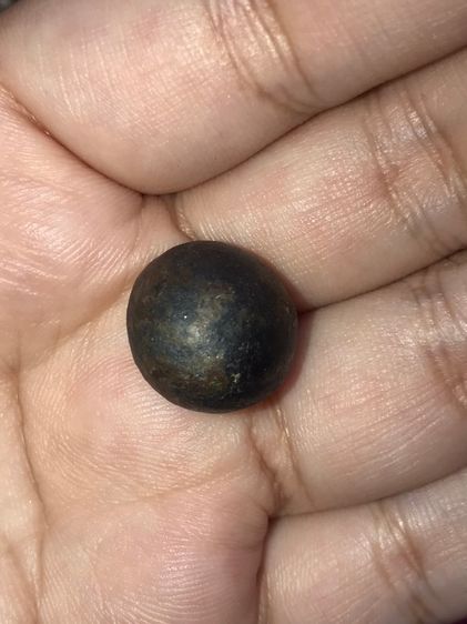 คตหิน ทรงกลมมน ขนาดประมาณ 1 ซม รูปทรงลักษณะคล้ายดวงตา ตรงกลางกลมนูนเหมือนแก้วตา กลมเรียบ เนียนมือ แข็งเป็นหิน ผิวมัน ผิวออกสองสี สีน้ำตาลเข้ รูปที่ 2