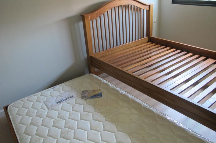 ลดลงจากเดิม เตียงเสริมแบบเลื่อนเก็บใต้เตียงได้ขนาด 3.5 ฟุต (ไม่รวมเตียงหลัก) รูปที่ 8