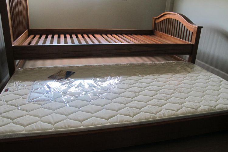 ลดลงจากเดิม เตียงเสริมแบบเลื่อนเก็บใต้เตียงได้ขนาด 3.5 ฟุต (ไม่รวมเตียงหลัก) รูปที่ 6