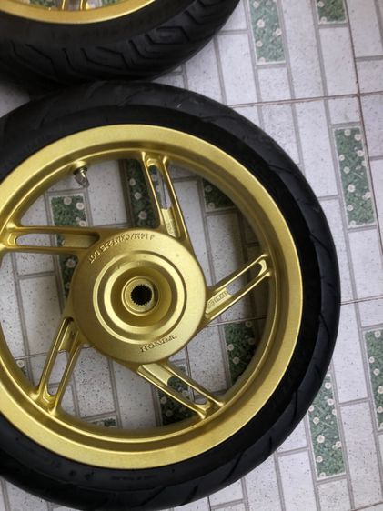 ล้อpcxแท้125 ยิงทรายใหม่พร้อมยางหน้ามิชลิน90หลังirc110 จุ๊บเลส ยกชุด ชุดละ3900 รูปที่ 4