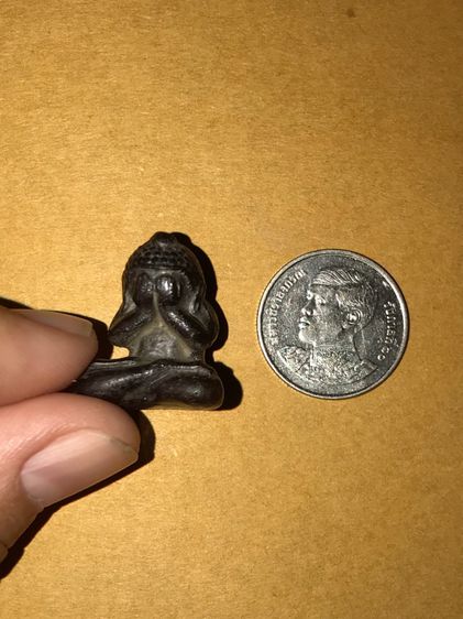 พระปิดตามหาลาภ เนื้อผง สีดำ รูปทรงสวยงาม เก่า แท้ หายาก ไม่รู้ที่ พระปิดตามหาลาภ เป็นพิมพ์พระปิดตา พระปิดตานั่งขัดสมาธิ ยกพระหัตถ์ขึ้นปิดพระ รูปที่ 3