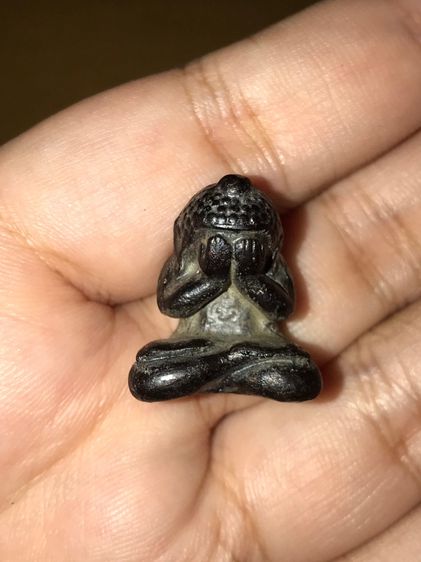 พระปิดตามหาลาภ เนื้อผง สีดำ รูปทรงสวยงาม เก่า แท้ หายาก ไม่รู้ที่ พระปิดตามหาลาภ เป็นพิมพ์พระปิดตา พระปิดตานั่งขัดสมาธิ ยกพระหัตถ์ขึ้นปิดพระ รูปที่ 5