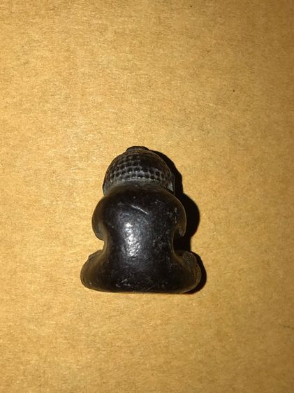 พระปิดตามหาลาภ เนื้อผง สีดำ รูปทรงสวยงาม เก่า แท้ หายาก ไม่รู้ที่ พระปิดตามหาลาภ เป็นพิมพ์พระปิดตา พระปิดตานั่งขัดสมาธิ ยกพระหัตถ์ขึ้นปิดพระ รูปที่ 2