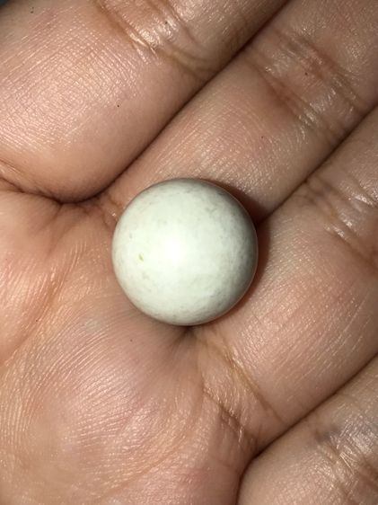 ลูกอมมหาจินดามณีมนตราคม พระปลัดปาน วัดตุ๊กตา จ.นครปฐม อายุร่วมร้อยกว่าปี โซนขาวหินอ่อน ขนาดประมาณ 1.2 ซม. ทรงกลม เนื้อแข็ง แน่น มีความละเอีย รูปที่ 5