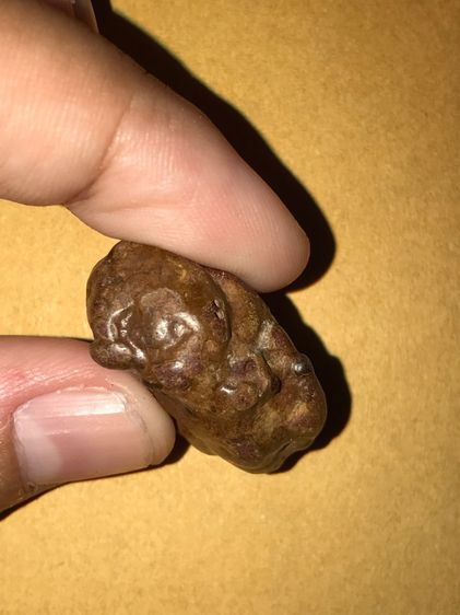 เหล็กไหลน้ำ ขนาดใหญ่ประมาณเม็ดขนุน เป็นเหล็กไหลที่มีลักษณะเป็นก้อนสีน้ำตา่ล มีเม็ดสีดำงอกออกมา ผิวเนียน เป็นมันด้านๆ ไม่แวววาวเท่าไรนัก รูปท รูปที่ 3