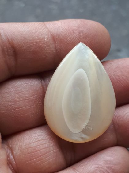 เปลือกหอยมุกทรงหยดน้ำ กลมรี เนื้อสีขาวเหลือบแสง มีลวดลาย เป็นธรรมชาติสวยงาม เนื้อแห้ง แข็ง ผิวมัน ขนาดเล็ก มีน้ำหนัก เก่า เนื้อแห้ง แข็ง อาย รูปที่ 4