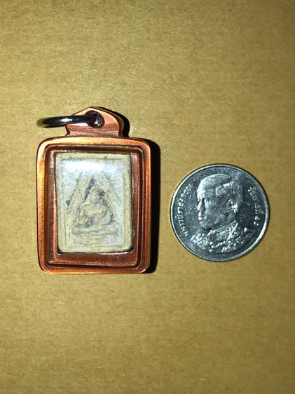 พระผงของขวัญ รุ่น 3 หลังยันต์ หลวงพ่อสด วัดปากน้ำ ภาษีเจริญ กรุงเทพ เนื้อผงน้ำมัน เก่า เก่า แท้ แปลก หายาก พร้อมเลี่ยมกรอบพลาสติก รูปที่ 3