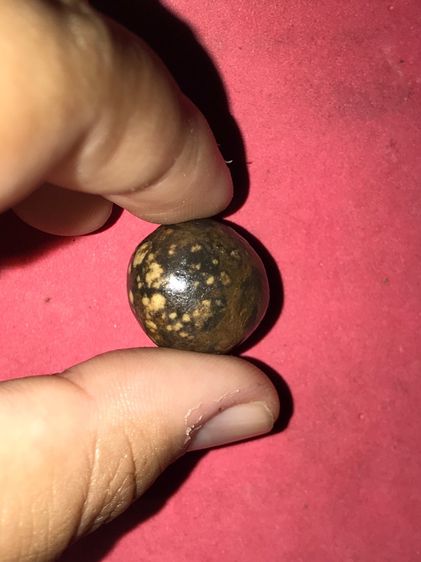 ลูกอมเทียนชัย ขนาดประมาณ 1.2 ซม. ทรงกลม สีเขียวอมแดง มีจุดขาว สลับทั้งลูก เก่า แท้ แปลก หายากมากๆ รูปที่ 2