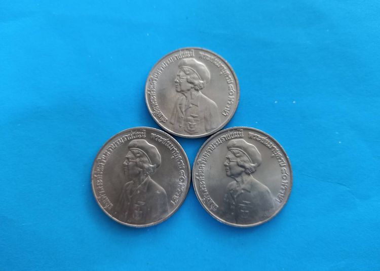 (BK-4114) เหรียญ 10 บาท นิกเกิ้ล ฉลองพระชนมายุครบ 80 พรรษา ของสมเด็จพระศรีนครินทราบรมราชชนนี พ.ศ. 2523 เซ็ต3 เหรียญ ไม่ผ่านการใช้ รูปที่ 1