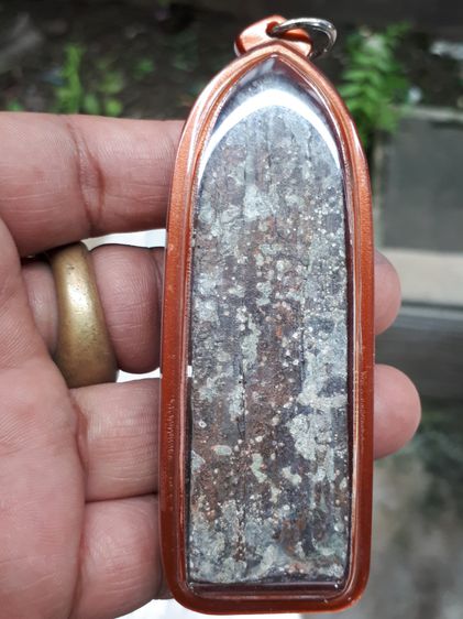 พระร่วงยืน หลังกาบหมาก กรุศรีโสฬส สิงห์บุรี พิมพ์ใหญ่ฐานสูง เนื้อชินตะกั่วสนิมแดง ขนาดโดยทั่วไป สูงราว 8 ซม.กว้างราว 2.5 ซม. ผิว แห้ง มีไข รูปที่ 3