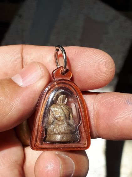 พระหล่อ รูปเหมือนลอยองค์ รุ่นไตรมาส หลวงปู่ทิม อิสริโก วัดละหารไร่ ระยอง ปี 2518 เนื้อนวโลหะ สร้าง 1895 องค์ ด้านหลังมีโค๊ตตัว ท ตอกไว้ใต้ฐา รูปที่ 5