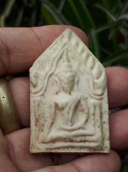 พระขุนแผน หลวงพ่อกวย วัดโฆสิตาราม ชัยนาท เนื้อผง สีขาว หลังมียันต์ และขอบบนตรงซุ้มมียันต์ ขนาด 1.6 X 2.5 cm.เก่า แท้ หายาก  พระขุนแผน หลวงพ่ รูปที่ 13