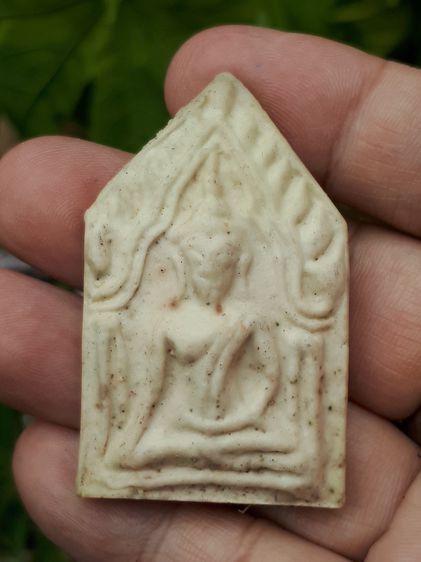 พระขุนแผน หลวงพ่อกวย วัดโฆสิตาราม ชัยนาท เนื้อผง สีขาว หลังมียันต์ และขอบบนตรงซุ้มมียันต์ ขนาด 1.6 X 2.5 cm.เก่า แท้ หายาก  พระขุนแผน หลวงพ่ รูปที่ 3