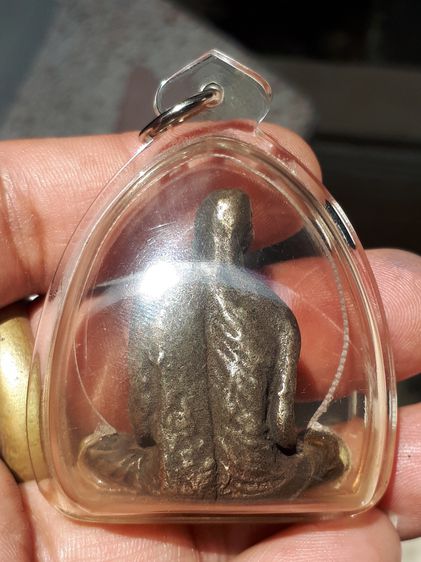 รูปเหมือน หล่อโบราณ เนื้อเงิน ขนาดใหญ่ ผิวเดิม เก่า แท้ หายาก ไม่รู้ที่ เลี่ยมพลาสติกอย่างสวย รูปที่ 2