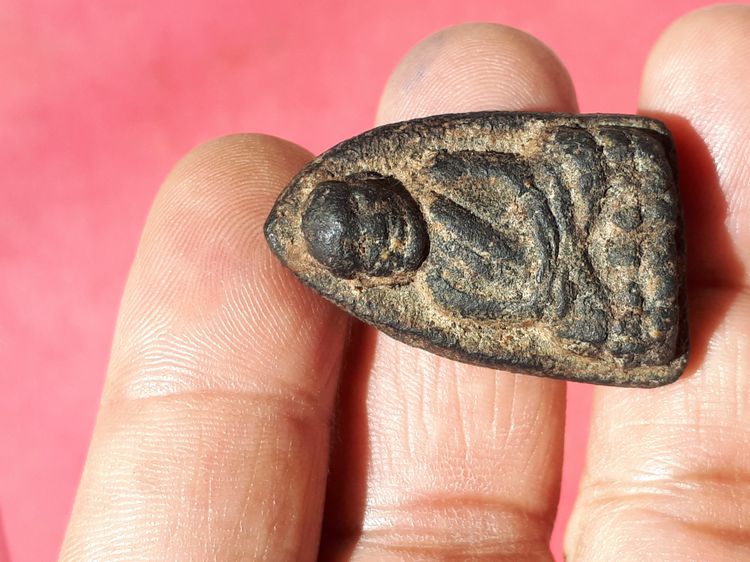 หลวงปู่ทวด เนื้อว่าน ปี 2497 พิมพ์ต้อบัวเฉียง เนื้อดำ มีมวลสาร คราบว่าน พระแห้ง ผิวเดิม สภาพพระสวยสมบูรณ์ เก่า แท้ หายาก รูปที่ 9