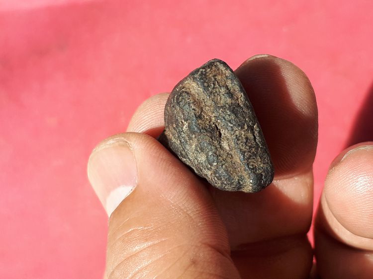 หลวงปู่ทวด เนื้อว่าน ปี 2497 พิมพ์ต้อบัวเฉียง เนื้อดำ มีมวลสาร คราบว่าน พระแห้ง ผิวเดิม สภาพพระสวยสมบูรณ์ เก่า แท้ หายาก รูปที่ 8