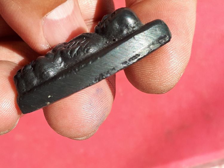 หลวงปู่ทวด หลังเตารีด ปี 2505 พิมพ์เข่าตุ่ม เนื้อเมฆพัตร วัดช้างให้ ปัตตานี พระถูกพิมพ์ หลังอย่างสวย พระหนา ล้ำ มีรอยแต่งตะไบข้าง และตะไบข้า รูปที่ 4