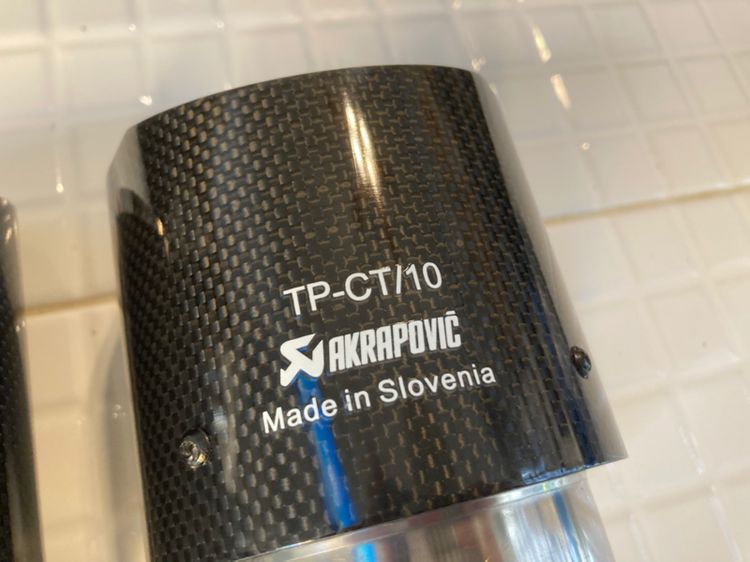ปลายท่อไอเสีย ท่อคู่ AKRAPOVIC เป็น Carbon Kevlarแท้ ผิวเงา ใส่เป็นท่อคู่ รูปที่ 5