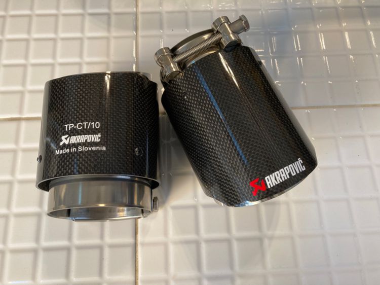 ปลายท่อไอเสีย ท่อคู่ AKRAPOVIC เป็น Carbon Kevlarแท้ ผิวเงา ใส่เป็นท่อคู่ รูปที่ 4