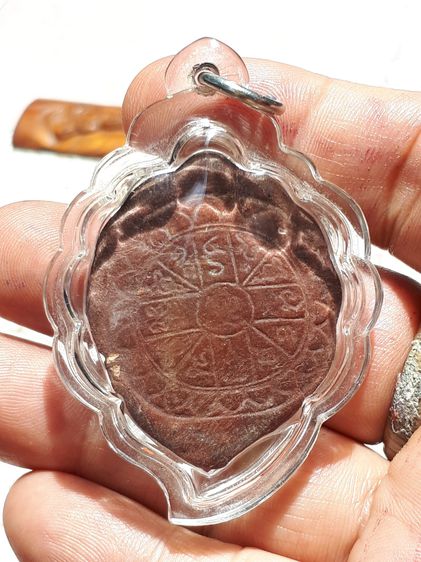 พระโพธิจักร พิมพ์พนมมือ ท่านพ่อลี วัดอโศการาม ปี 2500 หลังยันต์ดวง เนื้อผงว่าน มีมวลสาร พิมพ์คมชัด ผิวแห้ง เหยี่ยว ขึ้นคราบผง เดิมๆ เป็นธรรม รูปที่ 2